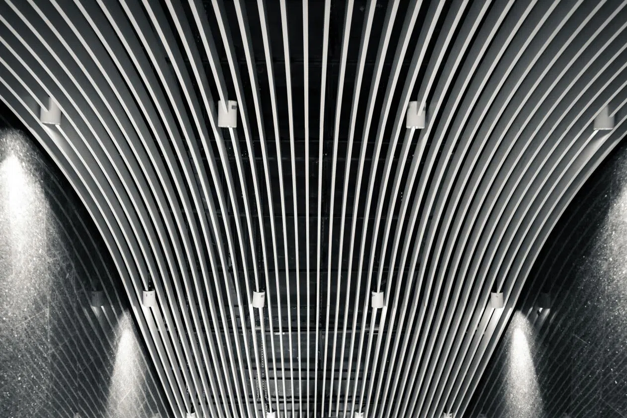 Why V-Shape Aluminum Baffles Are Ideal for High-Traffic Terminals