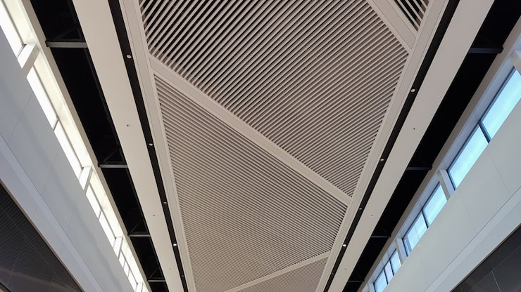 1759127779145591.png 1 Modern ceiling with linear patterns.png